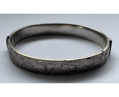 AN ELIZABETH II 1978 HALLMARKED BIRMINGHAM SILVER BANGLE, MAKER RIGBY &amp; WILSON, WEIGHT 16.7 GRAMS 