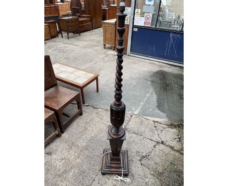 AN EARLY 20TH CENTURY OAK STANDARD LAMP WITH BARLEYTWIST AND BALUSTER COLUMN 