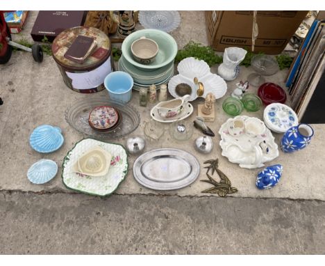 AN ASSORTMENT OF GLASS AND CERAMIC ITEMS TO INCLUDE BOWLS AND VASES ETC 