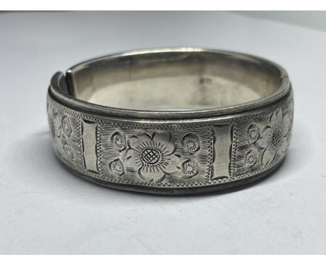 A HALLMARKED BIRMINGHAM SILVER BANGLE WEIGHT 30.4 GRAMS 