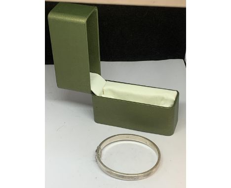 A HALLMARKED BIRMINGHAM SILVER BANGLE IN A PRESENTATION BOX 