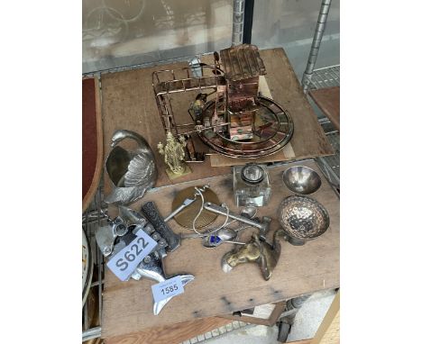 AN ASSORTMENT OF ITEMS TO INCLUDE BRASS FIGURES, A CORKSCREW AND TEA SPOONS ETC 