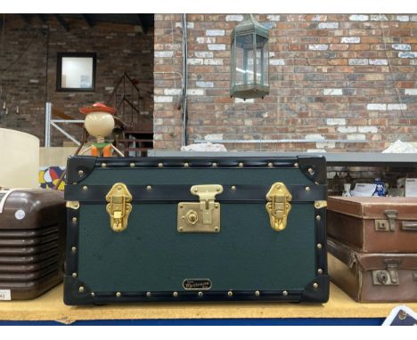 A VINTAGE BRITISH MOSSMAN TRUNK SUITCASE 