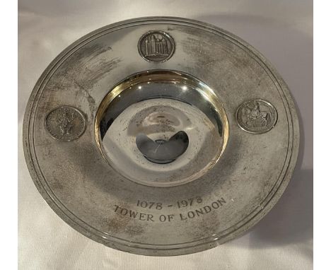 AN ELIZABETH II 1978 HALLMARKED LONDON SILVER COMMEMORATIVE DISH 1078-1978 TOWER OF LONDON, MAKER ST. JAMES HOUSE COMPANY, LI