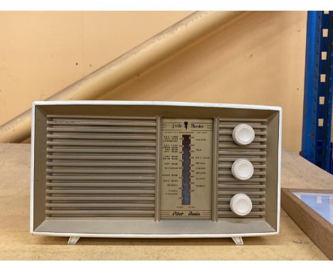 A VINTAGE BAKELITE RADIO, 'LITTLE MAESTRO' 