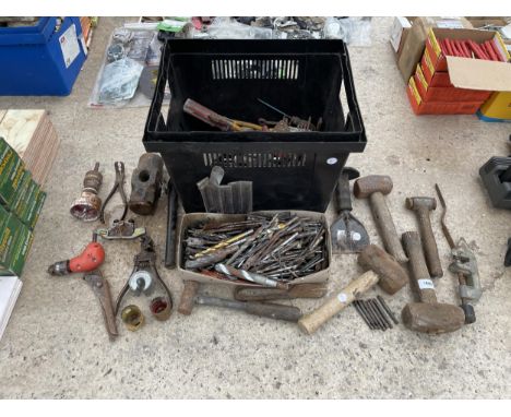 AN ASSORTMENT OF TOOLS TO INCLUDE DRILL BITS, HAMMERS AND PLIERS ETC 