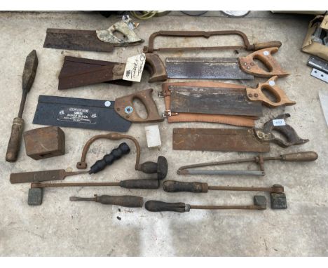 AN ASSORTMENT OF VINTAGE TOOLS TO INCLUDE SAWS AND FORGING TOOLS ETC 