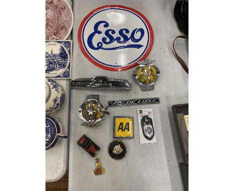 A COLLECTION OF VINTAGE AUTOMOBILIA ITEMS TO INCLUDE AA BADGES, AN ESSO TIN SIGN, ETC 