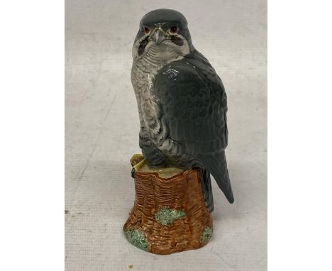 A BESWICK PEREGRINE FALCON BENEAGLES SCOTCH WHISKY BIRD OF PREY DECANTER 