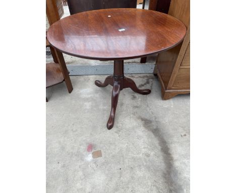 A 19TH CENTURY OVAL MAHOGANY TRIPOD TABLE, 36 X 29" 