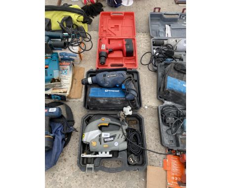 AN ASSORTMENT OF POWER TOOLS TO INCLUDE DRILLS AND A TITAN JIGSAW ETC 