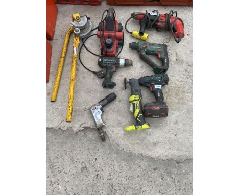 AN ASSORTMENT OF POWER TOOLS TO INCLUDE DRILLS AND A PLANER ETC 