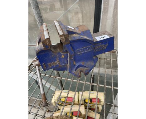 A RECORD 1 TON BENCH VICE 