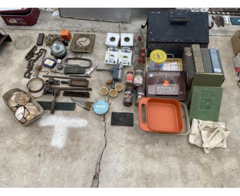 AN ASSORTMENT OF VINTAGE ITEMS TO INCLUDE BOOKS, SCALES AND HARDWARE ETC 