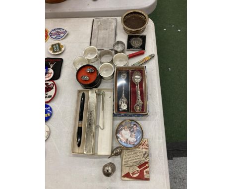 A MIXED LOT TO INCLUDE NAPKIN RINGS, A BOXED SHEAFFER'S PEN, CUFFLINKS, A CIGARETTE CASE, SOUVENIR SPOONS, ETC