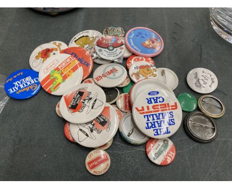 A COLLECTION OF VINTAGE BADGES TO INCLUDE SUPER TED, MR MEN, ETC 