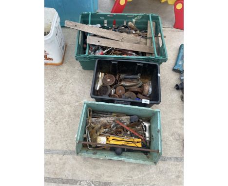 AN ASSORTMENT OF ITEMS TO INCLUDE WEIGHTS, IRONS AND HAND TOOLS ETC 
