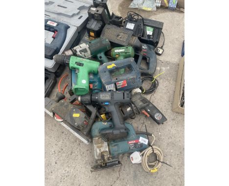 A LARGE QUANTITY OF POWER TOOLS TO INCLUDE DRILLS, JIGSAWS AND A PLANE ETC 