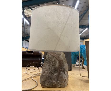 A LARGE HEAVY STONE TABLE LAMP WITH SHADE, HEIGHT 26CM 