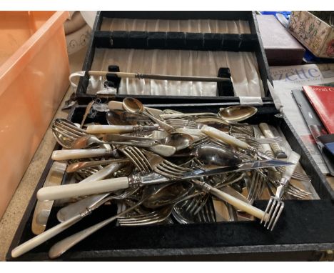 A MIXED LOT OF SILVER PLATED FLATWARE TO INCLUDE MOTHER OF PEARL HANDLED EXAMPLES ETC 