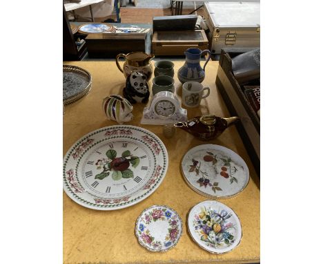 A QUANTITY OF CERAMICS TO INCLUDE A CARLTON WARE 'ROUGE ROYALE' TABLE LIGHTER, WEDGWOOD MANTLE CLOCK, WEDGWOOD JASPERWARE VAS