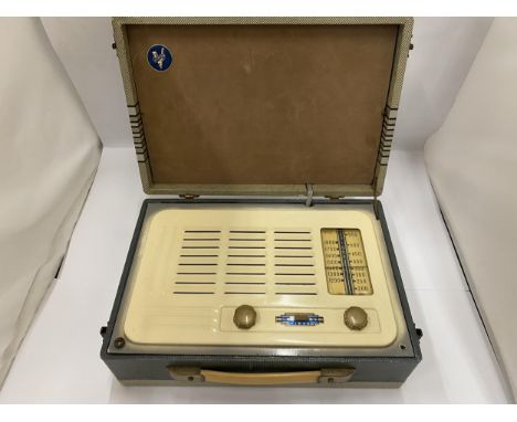 A VINTAGE 'VIDOR' RADIO IN A CASE 