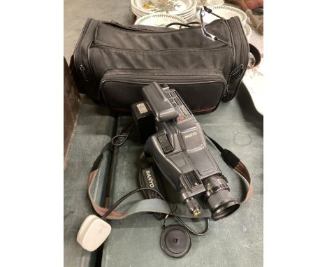 A SANYO VM-D66P VIDEO CAMERA RECORDER WITH CASE 