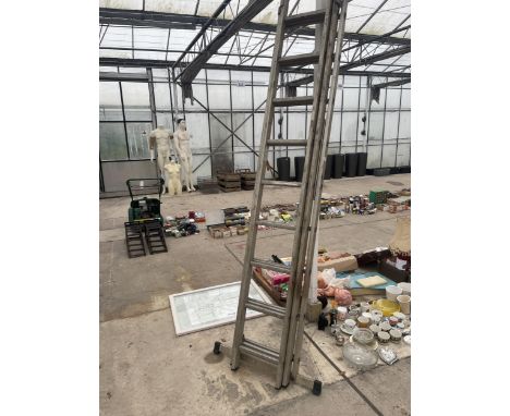 AN ALUMINIUM THREE SECTION 27 RUNG EXTENDABLE LADDER 
