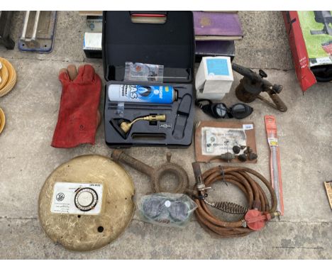 AN ASSORTMENT OF TOOLS TO INCLUDE A VINTAGE BLOW TORCH, A HEATING PIPE AND GOGGLES ETC 