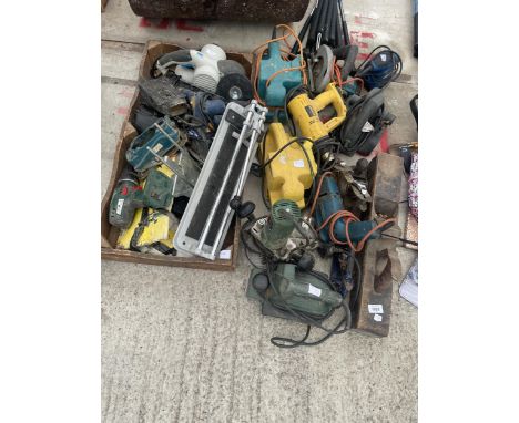 A LARGE ASSORTMENT OF TOOLS TO INCLUDE VINTAGE WOOD PLANES AND VARIOUS POWER TOOLS ETC 