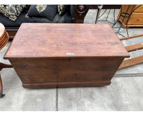 A VINTAGE PINE STORAGE / BLANKET CHEST WITH BRASS INSET HANDLES AND WHITE PAINTED INTERIOR 