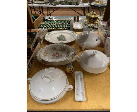 A LARGE SPODE 'CHRISTMAS TIME' PLATTER, SERVING TUREENS,  SERVING PLATE, ETC 