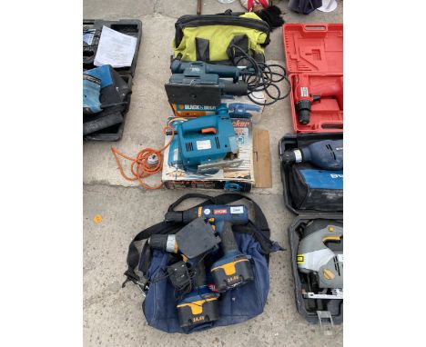 AN ASSORTMENT OF POWER TOOLS TO INCLUDE DRILLS, A JIGSAW AND A SANDER ETC 