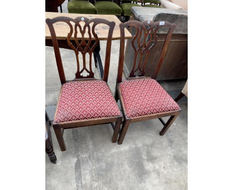 A PAIR OF MAHOGANY CHIPPENDALE STYLE DINING CHAIRS 