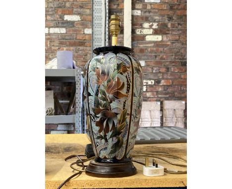 A LARGE ORNATE TABLE LAMP WITH FLORAL DESIGN 