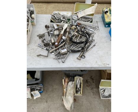 AN ASSORTMENT OF VARIOUS STAINLESS STEEL MEDICIAL EQUIPMENT AND TOOLS ETC 