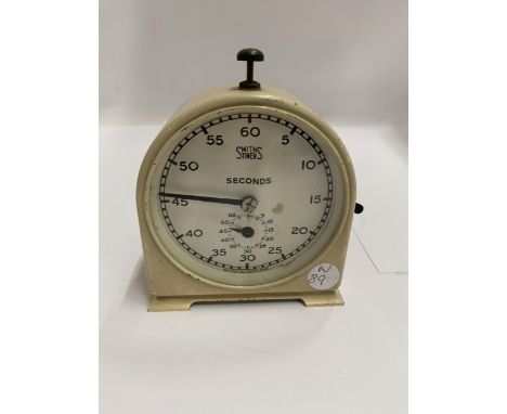 A VINTAGE SMITHS CHESS TIMER 