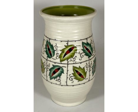 AN ART DECO CHARLOTTE / FREDERICK RHEAD LEAVES &amp; TRELLIS PATTERN CROWN DUCAL POTTERY VASE, HEIGHT 22CM 