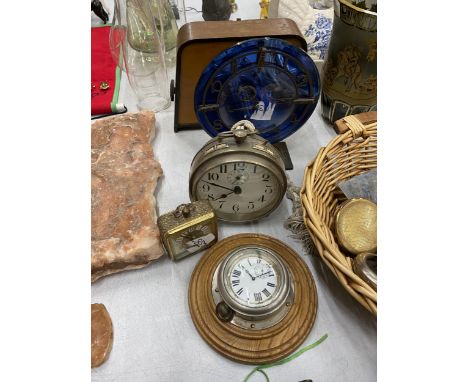 FOUR VINTAGE CLOCKS PLUS A VINTAGE RADIO 