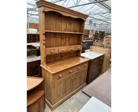 A VINTAGE PINE DRESSER UNIT WITH UPPER PLATE RACK AND FOUR SMALL DRAWERS WITH LOWER DRAWERS AND DOORS 