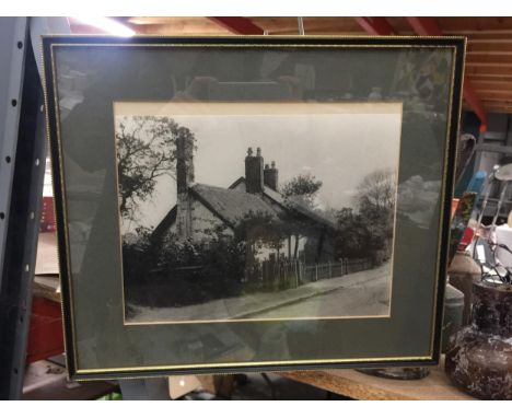 A VINTAGE FRAMED PRINT OF A COTTAGE 