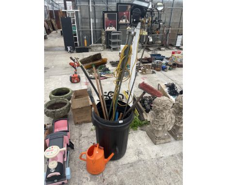 A PLASTIC DUSTBIN, A TRIPOD LIGHT AND AN ASSORTMENT OF GARDEN TOOLS 