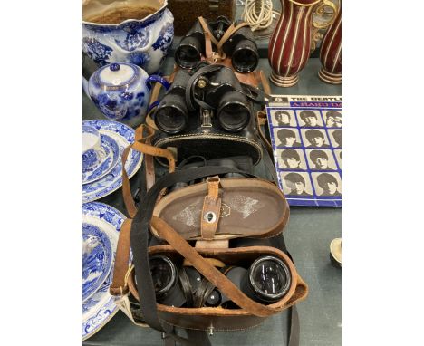 THREE VINTAGE CASED BINOLCULARS - ZENITH, ROSS, LONDON AND 10X50 SET AND A FURTHER PAIR OF BINOCULARS WITH A MODERN CARRY CAS