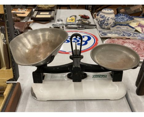 A SET OF VINTAGE AVERY SCALES 