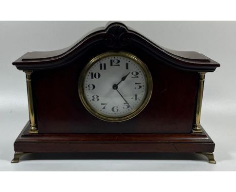 A MAHOGANY MANTLE CLOCK WITH BRASS COLUMNS AND FEET WITH JAPE FRERES MOVEMENT, 19 X 28 CM 