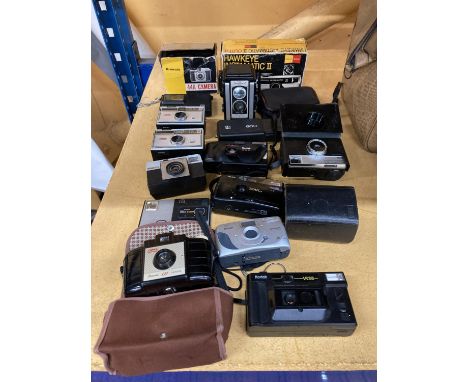 A QUANTITY OF VINTAGE MAINLY KODAK CAMERAS - 15 IN TOTAL 