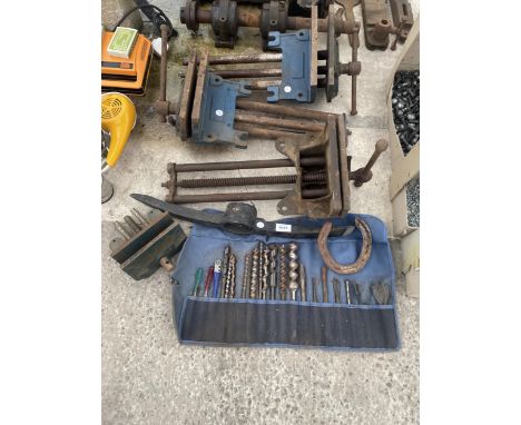 FOUR LARGE BENCH VICES AND AN ASSORTMENT OF DRILL BITS 