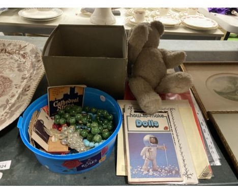 A MIXED LOT TO INCLUDE JADE STYLE BEAD NECKLACE, TEDDY BEAR, MAGAZINES AND BOOKLETS ETC 