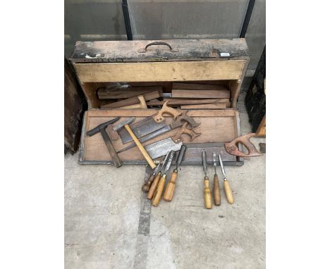 A VINTAGE WOODEN JOINERS CHEST WITH AN ASSORTMENT OF TOOLS TO INCLUDE LATHE CHISELS, SAWS AND HAMMERS ETC 