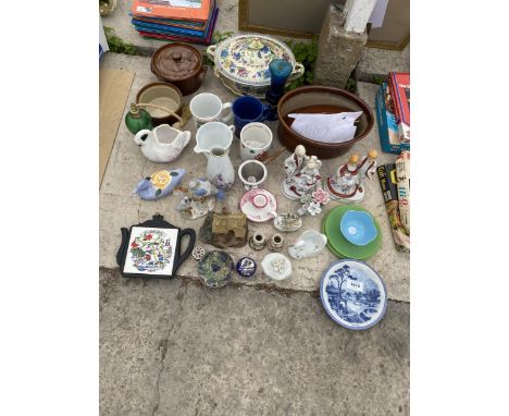 AN ASSORTMENT OF CERAMIC ITEMS TO INCLUDE TUREENS AND TRINKETS ETC 